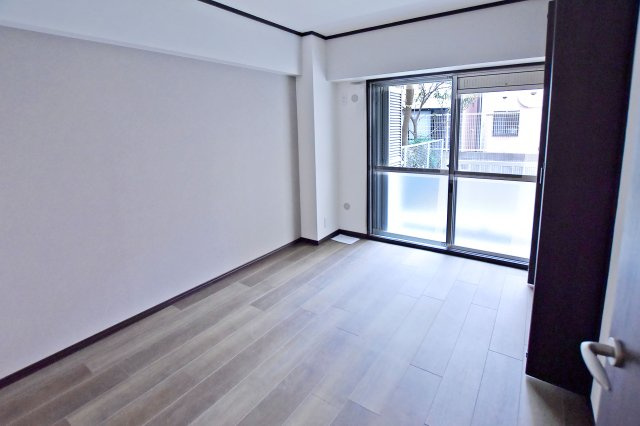 香枦園スカイハイツの洋室|-洋室5.6帖-
南面からの光が洋室全体に広がり、お部屋が明るい空間に◎