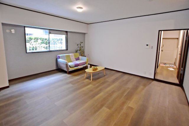 香枦園スカイハイツの居間・リビング|一日の中で多くの時間を過ごすことになるリビングダイニングは約16.6帖の広さを確保しています。ダイニングセット、ソファーも設置可能な広さです◎