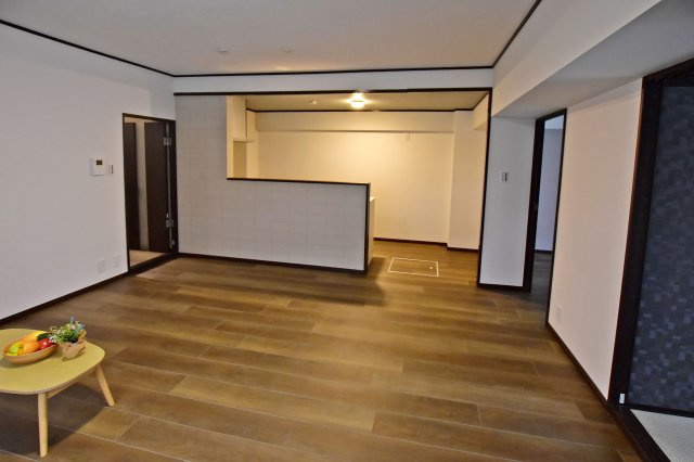 香枦園スカイハイツの居間・リビング|家族と会話しながら料理ができる対面式キッチンです。
ダイニングへの距離が短いため、料理の配膳や食器の片付けが楽になり、家族も手伝いやすいです。