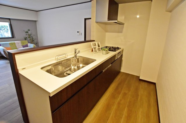 香枦園スカイハイツのキッチン|３口コンロとグリル付きで、お料理の幅が広がる嬉しいキッチンです！
床下収納を設け収納豊富◎