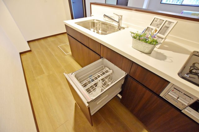 香枦園スカイハイツのキッチン|手洗いよりも洗浄力が高く、節水効果も期待できる優れた設備です。 天板とワークトップ下の収納は満足のいくスペースが備わっています。