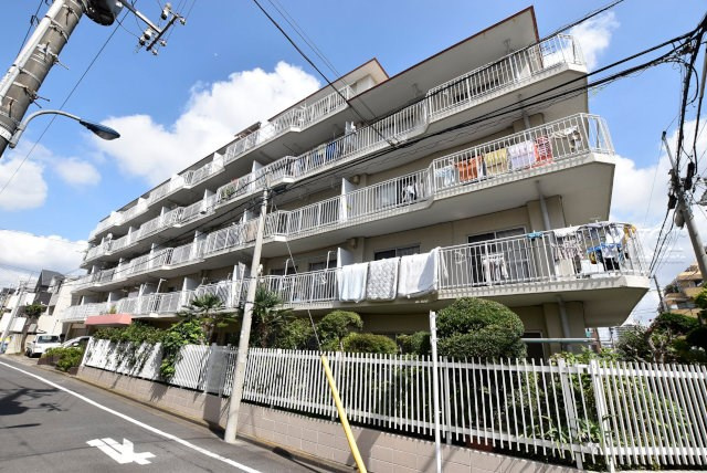 【外観】 | 本蓮沼ハイツ | 手入れの行き届いた外壁やエントランスなど、「見ればわかる」レベルで清潔感を保ったマンションです。築年数を感じさせない姿で皆様をお出迎えします。～即日のご見学可能～　お問合せはお気軽にどうぞ。