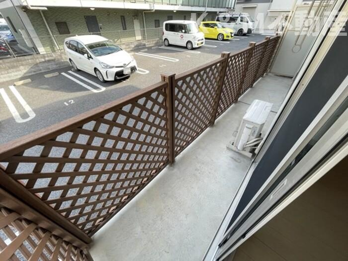 ルーエ Bのバルコニー|暖かな日差しのふりそそぐバルコニー