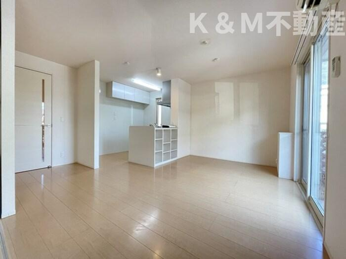 ルーエ Bの居間・リビング|おしゃれな居間です