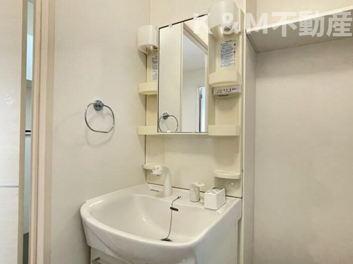 ルーエ Bの洗面所|コンパクトで使いやすい洗面所