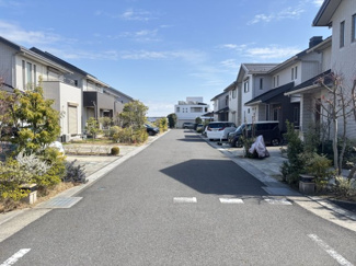 【前面道路含む現地写真】 | レイクタウン9丁目戸建て | 南6m公道。往来も少なく、車の出し入れもスムーズに可能です。
