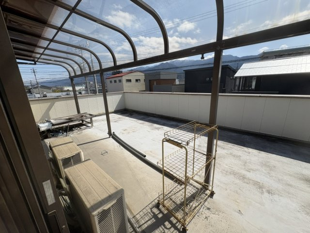 西条市朔日市中古住宅【1,585】土地101.56坪　建物54.60坪のバルコニー