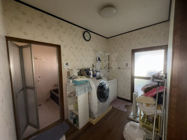 西条市朔日市中古住宅【1,585】土地101.56坪　建物54.60坪の脱衣所