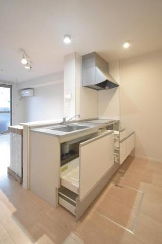 サンライズ桧原のキッチン|【人気物件】カウンターシステムキッチン（ＩＨ３口付）広々キッチンオール電化で経済的♪