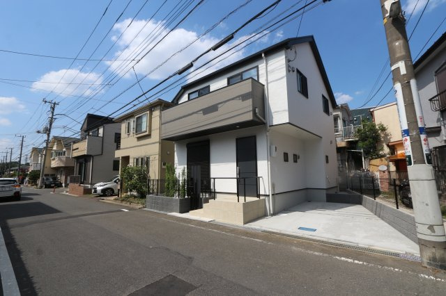 東久留米市前沢４丁目の外観|キッチンからリビング全体を見渡せる対面キッチンプランを採用！キッチン横には便利なパントリーを設計。
