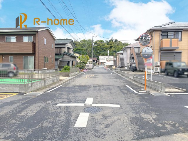 土浦市木田余1期　新築戸建て　1号棟の前面道路含む現地写真|『今から見たい！』大歓迎です♪
お気軽にＲ－ｈomeまでお問い合わせください。