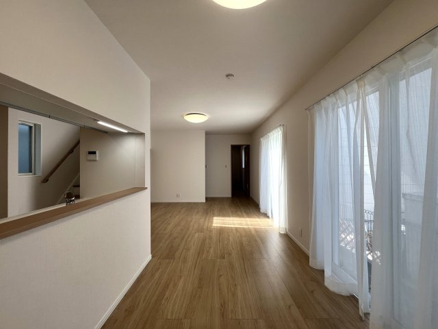 町名は森だけど森じゃない。駅まで平坦６分でスーパーもあって熱盛【リフォーム／磯子区森2丁目中古戸建】の居間・リビング|おしゃれなリビングです