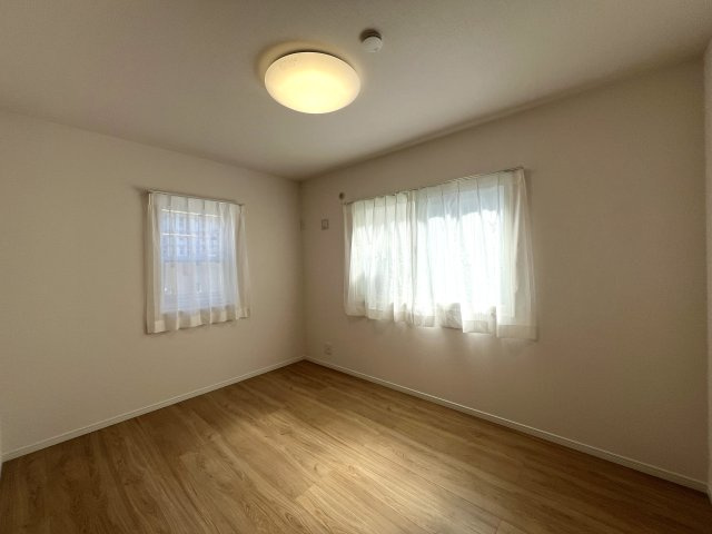町名は森だけど森じゃない。駅まで平坦６分でスーパーもあって熱盛【リフォーム／磯子区森2丁目中古戸建】の洋室|スタンダードな洋室です