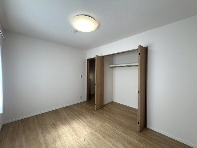 町名は森だけど森じゃない。駅まで平坦６分でスーパーもあって熱盛【リフォーム／磯子区森2丁目中古戸建】の洋室|ゆったりした洋室です