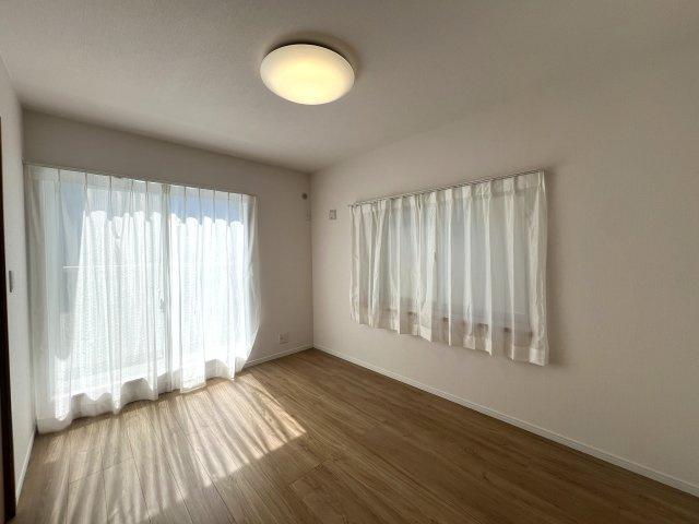 町名は森だけど森じゃない。駅まで平坦６分でスーパーもあって熱盛【リフォーム／磯子区森2丁目中古戸建】の洋室|広々とした洋室です