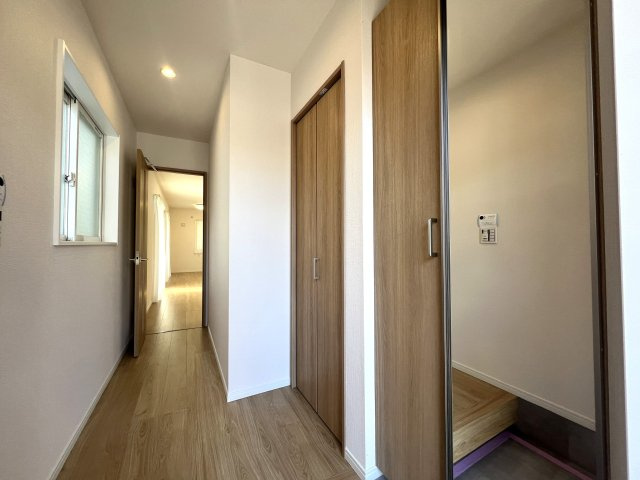 町名は森だけど森じゃない。駅まで平坦６分でスーパーもあって熱盛【リフォーム／磯子区森2丁目中古戸建】の玄関|収納もある玄関です