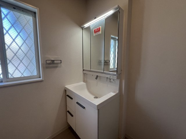 町名は森だけど森じゃない。駅まで平坦６分でスーパーもあって熱盛【リフォーム／磯子区森2丁目中古戸建】の独立洗面台|使いやすい独立洗面台です