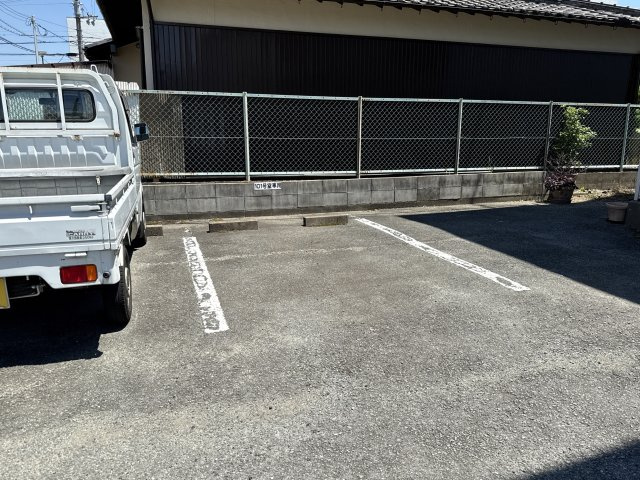 コーポラスピーチの駐車場