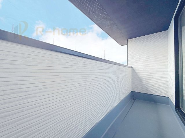 土浦市木田余1期　新築戸建て　2号棟のバルコニー|3か所のバルコニーで物干しラクラク！