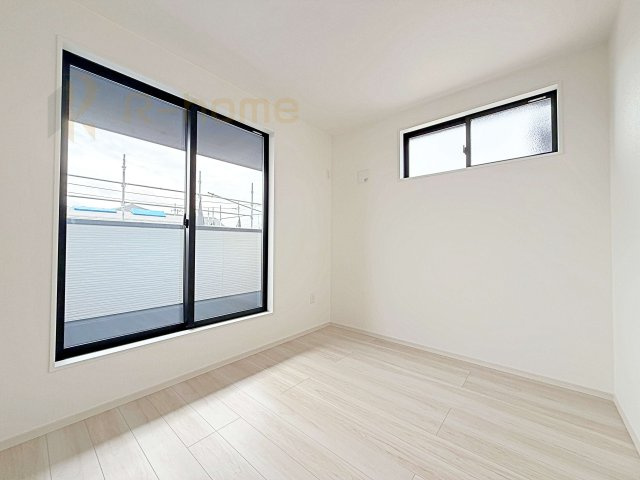 土浦市木田余1期　新築戸建て　2号棟の洋室|2面窓の風通しの良い洋室です♪差し込む暖かな陽当たりで、室内がくつろげる空間に早変わりです♪