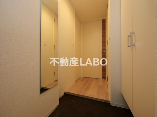 コンフォリア・リヴ淡路町一丁目の玄関