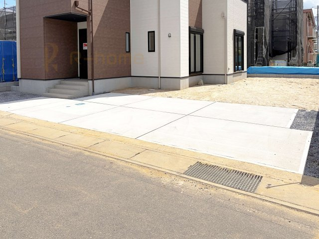 土浦市木田余1期　新築戸建て　4号棟の駐車場|カースペースは2台お停めいただけます♪