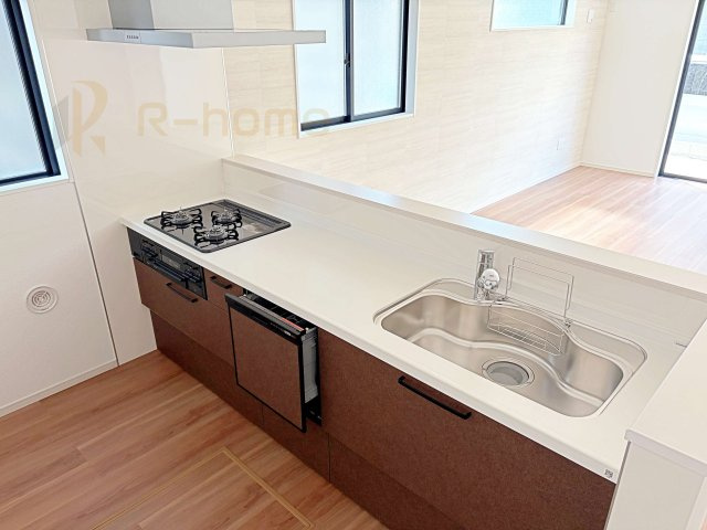 土浦市木田余1期　新築戸建て　4号棟のキッチン|料理をしながら家族とコミュニケーションが取れる対面式システムキッチン。便利なビルトイン食洗機付き！