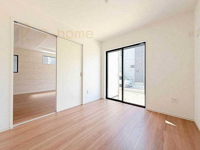土浦市木田余1期　新築戸建て　4号棟の洋室|1階洋室はゲストルーム、キッズスペースとしても利用可能♪
開放してリビングと繋げればゆとりの大空間！