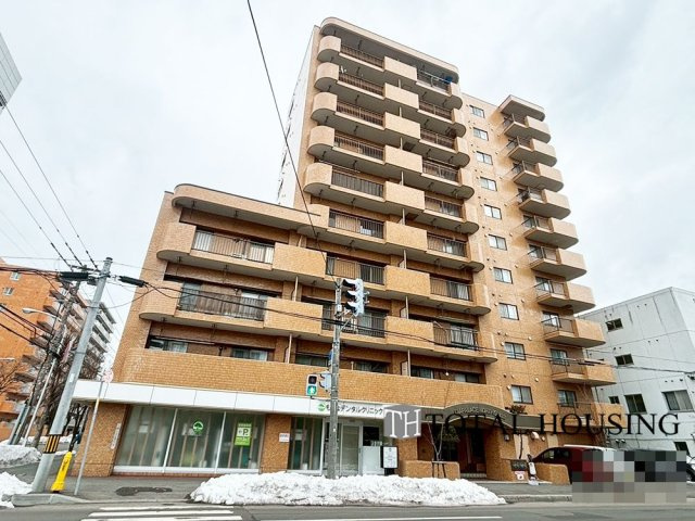 【外観】 | ダイアパレス北五条第弐 | 周辺の穏やかな住宅街に溶け込みながらも、しっかりとした佇まいと落ち着いた色合いが安心感を与えるマンションです。