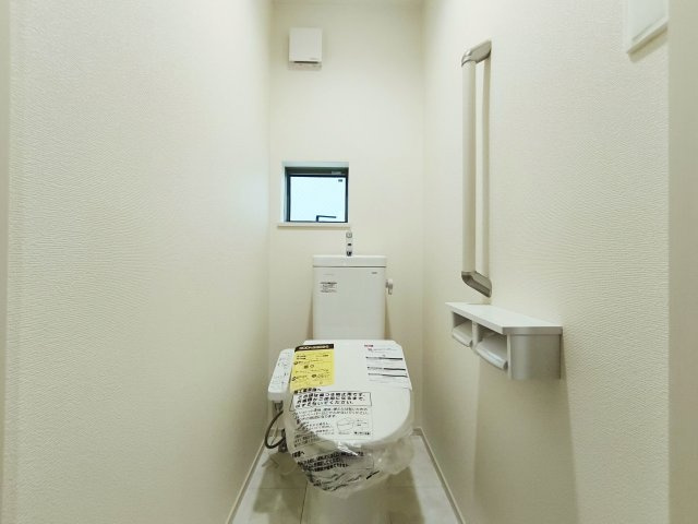板橋区小豆沢4丁目 全3棟 C号棟のトイレ|小窓を設け明るく衛生的な1階トイレ
トイレは1階2階それぞれに設置しているので忙しい朝にも便利です(C号棟)