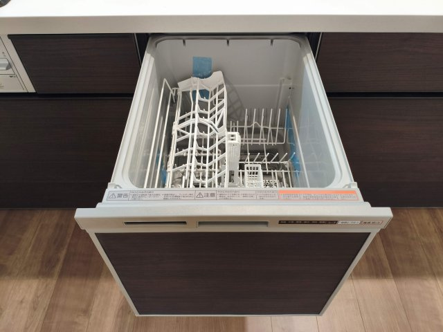 板橋区小豆沢4丁目 全3棟 C号棟のキッチン|食後の片づけに便利な食器洗乾燥機(C号棟)