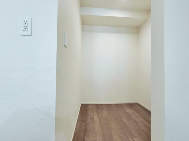板橋区小豆沢4丁目 全3棟 C号棟のキッチン|キッチン背面には大型パントリーを設置しています
調理器具や食料品などの収納に便利です(C号棟)