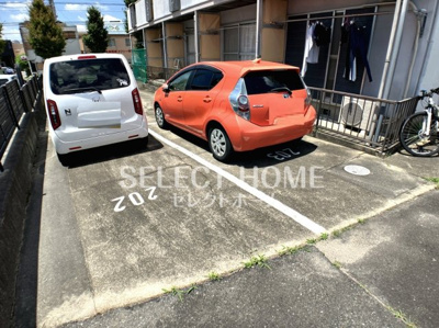 【駐車場】 | サンライズ戸崎 | 駐車場に車を止められます