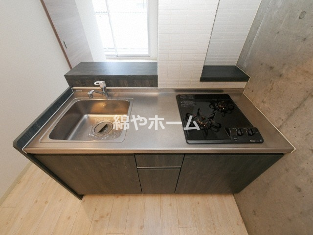 アイボリーポワント難波WESTのキッチン|コンパクトなキッチンで掃除もラクラク