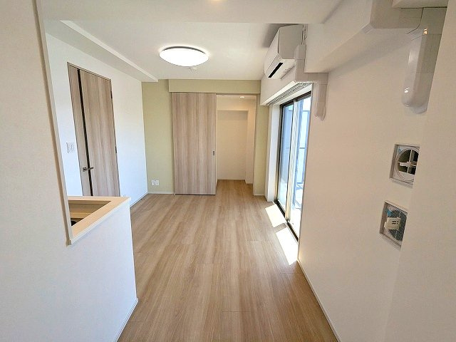 ORSUS(オルサス)三ノ輪の設備|8F、日当り眺望良好、ワイドリビングと1.2帖ワークスペース、カウンターキッチン、エアコンと照明付、インターネット無料