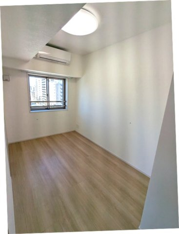 ORSUS(オルサス)三ノ輪の設備|リビングと独立した洋室、角部屋窓付き、エアコンと照明付です