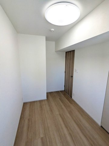 ORSUS(オルサス)三ノ輪の設備|リビングと独立した洋室、角部屋窓付き、エアコンと照明付です