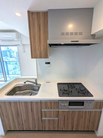 ORSUS(オルサス)三ノ輪の設備|グリル付ガス3口システムカウンターキッチン、瀟洒でお手入れ楽なガラストップコンロ