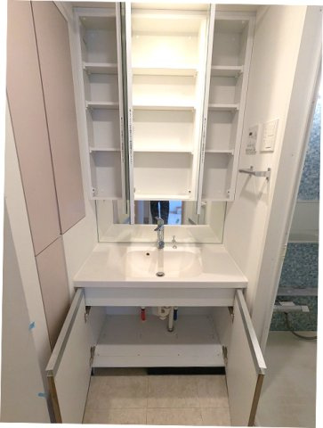 ORSUS(オルサス)三ノ輪の設備|トイレと独立した洗面脱衣室、三面鏡付ハンドシャワー付洗面台、洗面台の下にヘルスメーターストックあります