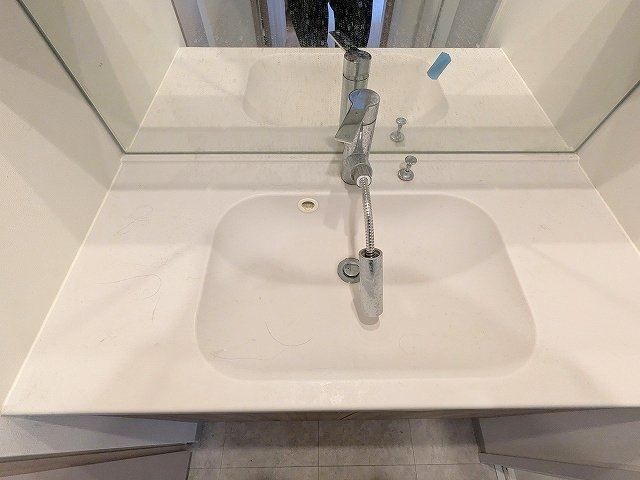 ORSUS(オルサス)三ノ輪の設備|トイレと独立した洗面脱衣室のハンドシャワー付洗面台です