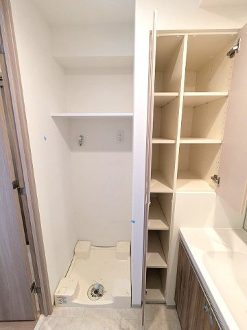 ORSUS(オルサス)三ノ輪の設備|トイレと独立した洗面脱衣室の洗濯機置場は排水口のお手入れしやすい様に手前中央に配置し、足高の防水パンです
