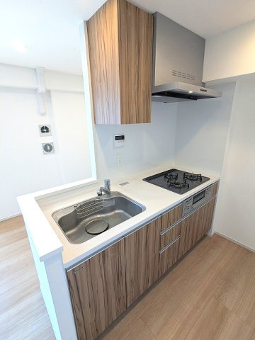 ORSUS(オルサス)三ノ輪のキッチン|グリル付ガス3口システムカウンターキッチン、瀟洒でお手入れ楽なガラストップコンロ、冷蔵庫等配置が楽なスペースあります