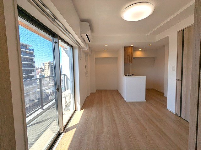 ORSUS(オルサス)三ノ輪の内装|8F、日当り眺望良好、ワイドリビング、カウンターキッチン、エアコンと照明付、インターネット無料