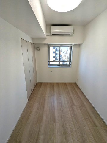 ORSUS(オルサス)三ノ輪の設備|リビングと独立した洋室、角部屋窓付き、エアコンと照明付です