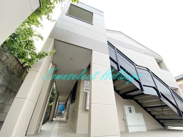 茅ヶ崎市小和田２丁目のアパートのエントランス