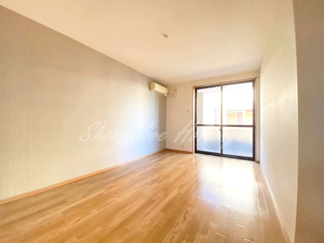 茅ヶ崎市小和田２丁目のアパートの居間・リビング