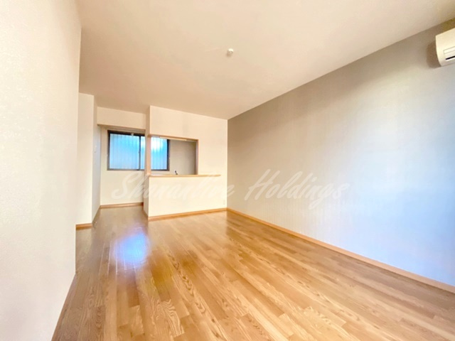 茅ヶ崎市小和田２丁目のアパートの居間・リビング