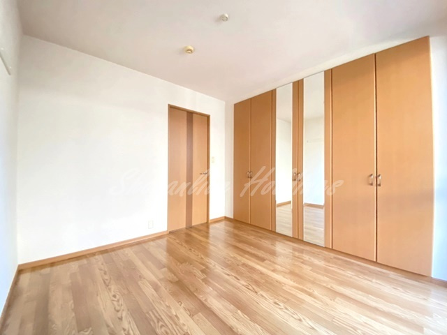 茅ヶ崎市小和田２丁目のアパートの寝室