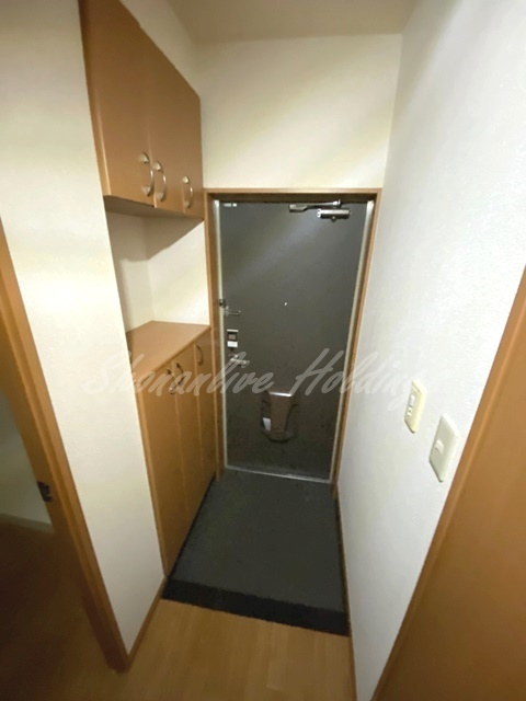 茅ヶ崎市小和田２丁目のアパートの玄関