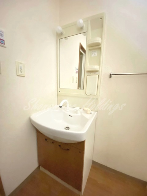 茅ヶ崎市小和田２丁目のアパートの洗面所